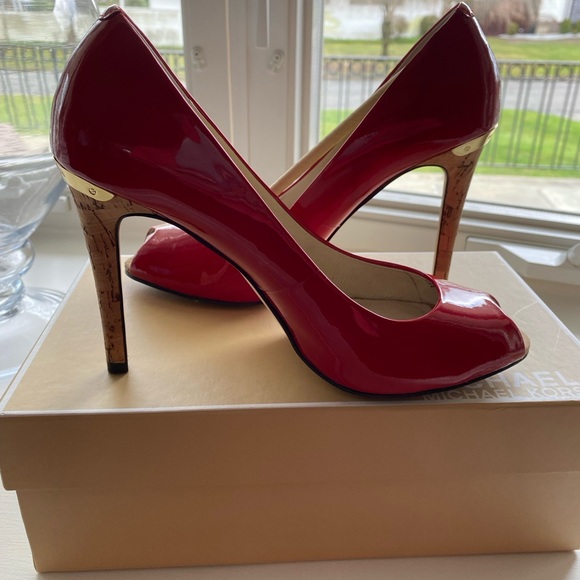 Michael Kors Keegan Pump - Red patent leather shoe with cork heel - Picture 3 of 5
